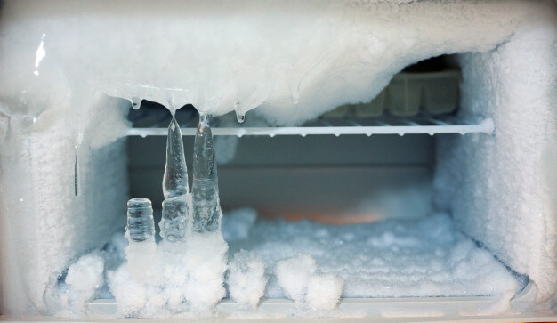 gỡ băng đông trong tủ lạnh